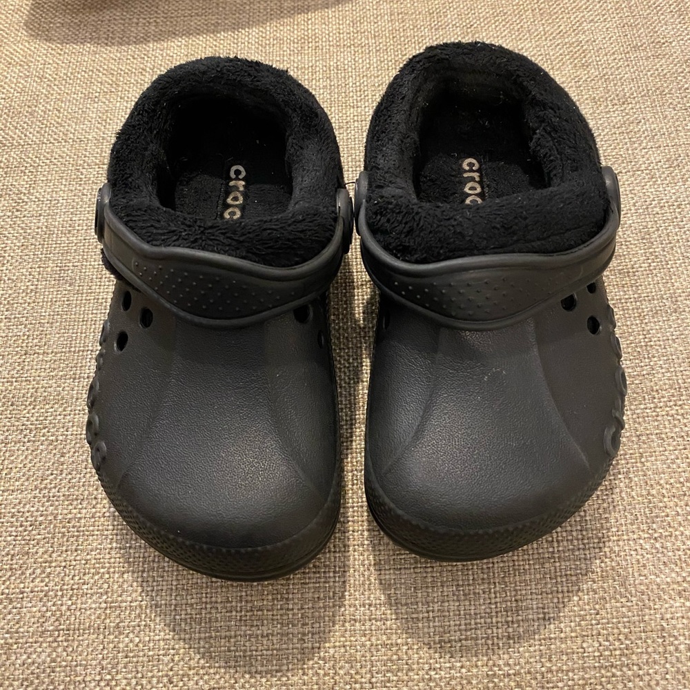 ❌SOLD❌ Crocs fur-lined toddler shoes- Size 8/9